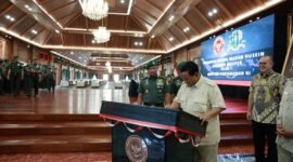 Menteri Pertahanan Prabowo Subianto saat meresmikan pembangunan ruang makan Taruna Husein di Akademi Militer (Akmil), Magelang. (Dok. Tim Media Prabowo Subianto)