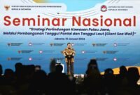 Menteri Pertahanan Prabowo Subianto dalam seminar nasional bertajuk ‘Strategi Perlindungan Kawasan Pulau Jawa, Melalui Pembangunan Tanggul Pantai dan Tanggul Laut (Giant Sea Wall)’ di Jakarta. (Dok. Tim Media Prabowo)