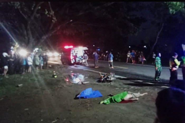 Dua pria yang berboncengan sepeda motor ditabrak Bus Eka di Kabupaten Ngawi. (Dok. Fin)