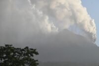Gunungapi Lewotobi Laki-Laki di Flores Timur, NTT, mengeluarkan abu vulkanik berwarna putih-kelabu saat erupsi. (Dok. PVMBG)
