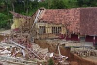 Sebanyak tiga rumah dan bangunan sekolah roboh akibat pergerakan tanah terjadi di Desa Cibedug, Kecamatan Rongga, Kabupaten Bandung Barat. (Dok. BPBD Kab. Bandung Barat)