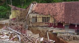 Sebanyak tiga rumah dan bangunan sekolah roboh akibat pergerakan tanah terjadi di Desa Cibedug, Kecamatan Rongga, Kabupaten Bandung Barat. (Dok. BPBD Kab. Bandung Barat)