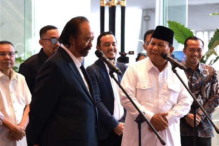 Ketua Umum Partai NasDem Surya Paloh memberikan selamat secara langsung kepada Prabowo Subianto. (Dok. Tim Meida Prabowo)