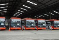 VKTR gandeng kerja sama dengan PT Gapura Angkasa dalam penggunaan electric apron passenger bus dan charger di Bandara Soekarno-Hatta, Cengkareng, Banten. (Dok. Vktr.id)