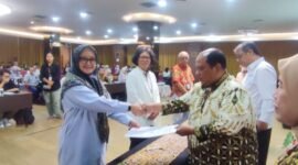 Badan Nasional Sertifikasi Profesi (BNSP) telah melaksanakan penandatanganan Surat Perjanjian Swakelola Program Sertifikasi Kompetensi Kerja (PSKK) di Grand Mercure Hotel Yogyakarta (22/5/24). (Doc.BNSP)