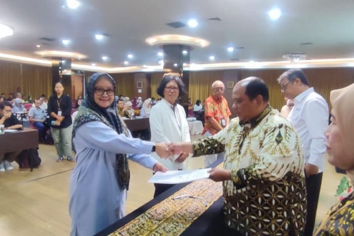 Badan Nasional Sertifikasi Profesi (BNSP) telah melaksanakan penandatanganan Surat Perjanjian Swakelola Program Sertifikasi Kompetensi Kerja (PSKK) di Grand Mercure Hotel Yogyakarta (22/5/24). (Doc.BNSP)