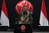 Direktur Utama SOLA, Mochamad Bhadaiwi pada saat eremoni pencatatan perdana saham SOLA di Gedung Bursa Efek Indonesia (BEI) Jakarta, Rabu (8/5/2024). 