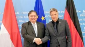 Menteri Koordinator Bidang Perekonomian Airlangga Hartarto dan Wakil Kanselir dan Menteri Ekonomi dan Aksi Iklim Republik Federal Jerman Y.M. Robert Habeck melakukan pertemuan bilateral di Berlin Jerman. (Dok. Ekon.go.id)