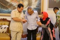 Presiden terpilih periode 2024-2029 dan Menteri Pertahanan Prabowo Subianto menjenguk Jenderal TNI (Purn) Subagyo Hadi Siswoyo (HS). (Dok. Tim Media Prabowo)