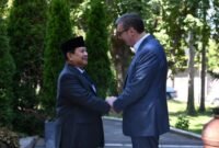 Presiden Serbia Aleksandar Vucic dan Presiden RI terpilih Prabowo Subianto dalam pertemuan persahabatan antar dua negara, Senin (29/7/2024). (Dok. Tim Media Prabowo Subianto)