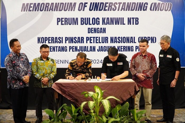 MoU antara Bulog Wilayah NTB dengan peternak rakyat yang tergabung dalam Pinsar Petelur Nasional (PPN) pada Senin (22/7/2024) di Mataram, Nusa Tenggara Barat. (Dok. Tim Komunikasi Bapanas)

