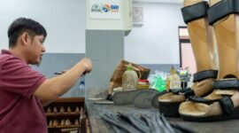 BRI Peduli berkolaborasi dengan IWABRI menyalurkan bantuan beasiswa, bantuan perbaikan sarana dan prasarana bagi siswa/i penyandang disablitas serta bantuan kebutuhan pangan di Yayasan Pembinaan Anak Cacat. (Dok. BRI)