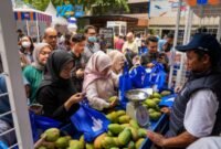 Abu Sufyan, seorang petani mangga dari Desa Botolinggo yang berhasil meningkatkan skala usahanya secara signifikan berkat dukungan pemberdayaan dari BRI. (Dok. BRI)