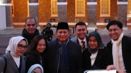 Presiden RI Prabowo Subianto melayani permintaan wartawan yang meliput kegiatannya untuk mengabadikan momen di London dengan berfoto bersama. (Dok. Tim Media Prabowo)