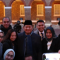 Presiden RI Prabowo Subianto melayani permintaan wartawan yang meliput kegiatannya untuk mengabadikan momen di London dengan berfoto bersama. (Dok. Tim Media Prabowo)