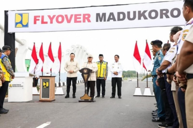 Presiden Prabowo Subianto saat meresmikan flyover Madukoro yang terletak di Jalan Madukoro Raya, Kecamatan Semarang Barat, Kota Semarang, Jawa Tengah, Rabu (11/12/2024) pagi. (Dok. Tim Media Prabowo Subianto)