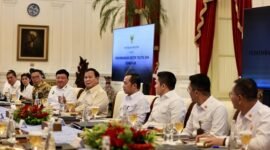 Presiden Prabowo Subianto menggelar rapat terbatas sekaligus makan siang bersama sejumlah jajaran Menteri Kabinet Merah Putih. (Facebook.com @Prabowo Subianto )