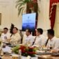 Presiden Prabowo Subianto menggelar rapat terbatas sekaligus makan siang bersama sejumlah jajaran Menteri Kabinet Merah Putih. (Facebook.com @Prabowo Subianto )