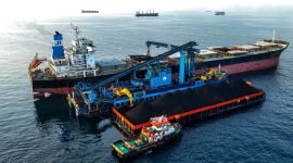 1. Armada kapal tongkang ALII berlayar dari pelabuhan Kalimantan, menandakan skala operasi logistik. (Dok. ancaralogistics.co.id)