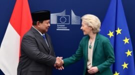 Presiden Komisi Eropa Ursula von der Leyen dan Presiden Prabowo Subianto berjabat tangan di Brussels setelah pengumuman FTA bersejarah.
(Dok. Tim Media Prabowo)