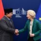 Presiden Komisi Eropa Ursula von der Leyen dan Presiden Prabowo Subianto berjabat tangan di Brussels setelah pengumuman FTA bersejarah.
(Dok. Tim Media Prabowo)