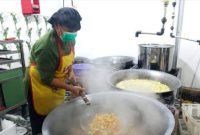 Menerima manfaat pembiayaan BRI, Jane pemilik usaha sembako Aiko Maju kini menjadi pemasok bahan baku untuk dapur umum dalam Program Makan Bergizi Gratis (MBG). (Dok. BRI)