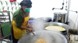 Menerima manfaat pembiayaan BRI, Jane pemilik usaha sembako Aiko Maju kini menjadi pemasok bahan baku untuk dapur umum dalam Program Makan Bergizi Gratis (MBG). (Dok. BRI)