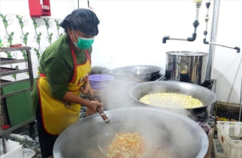 Menerima manfaat pembiayaan BRI, Jane pemilik usaha sembako Aiko Maju kini menjadi pemasok bahan baku untuk dapur umum dalam Program Makan Bergizi Gratis (MBG). (Dok. BRI)