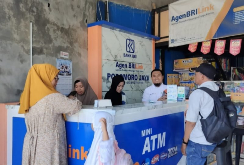 AgenBRILink menjadi jembatan layanan keuangan di pelosok negeri. Simak kisah AgenBRILink Podomoro Jaya di Gowa yang memberdayakan petani dan masyarakat lokal. (Dok. BRI)