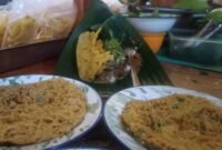 Berawal dari terdampak pandemi, Dwi Rinawati tak menyerah. Bersama keluarga, ia rintis Pecel Ndoweh yang kini sukses berkat pendampingan dan pendanaan dari BRI. (Dok. BRI)