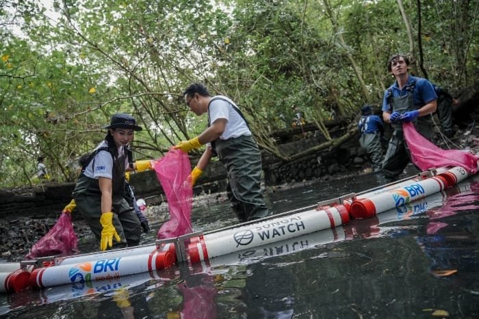Menjaga sungai berarti menjaga masa depan! BRI Peduli dan Sungai Watch bersihkan Tukad Badung, Bali. Aksi nyata peduli lingkungan. (Dok. BRI)