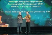 Konsisten perkuat ekonomi kerakyatan, BRI raih Anugerah Ekonomi Hijau. Penghargaan ini memvalidasi efektivitas strategi pemberdayaan UMKM yang dijalankan BRI. (Dok. BRI)