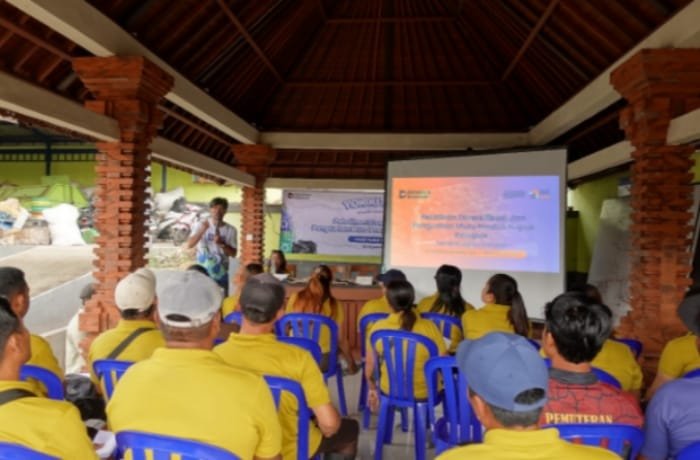 Mengubah sampah menjadi emas! Lewat program BRI Peduli ‘Yok Kita Gas’, BRI latih pengurus TPS3R di Bali ubah sampah organik jadi pupuk kompos. (Dok. BRI)