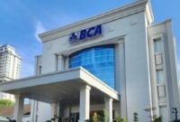 Papan elektronik di BEI memperlihatkan pelemahan saham unggulan termasuk BBCA. (Dok. Bca.co.id)