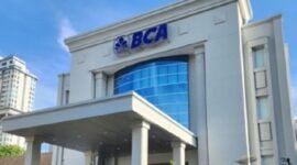 Papan elektronik di BEI memperlihatkan pelemahan saham unggulan termasuk BBCA. (Dok. Bca.co.id)