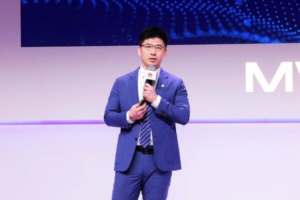 Arthur Wang delivering a keynote speech