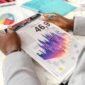 Seorang eksekutif bisnis sedang menganalisis grafik kinerja keuangan dalam laporan tahunan, yang menggambarkan upaya memahami arah dan strategi perusahaan. Gambar ini merepresentasikan pentingnya membaca data secara cermat untuk mengidentifikasi kisah di balik angka-angka perusahaan.