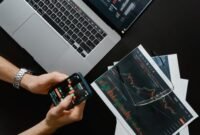 Ilustrasi kalender yang menandai tanggal-tanggal penting di bursa saham, menggambarkan momen krusial bagi investor untuk memantau jadwal pembagian dividen perusahaan. Tangan yang sedang memegang grafik saham menunjukkan analisis data yang cermat sebelum mengambil keputusan investasi.