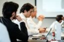Suasana rapat dewan direksi yang menunjukkan diskusi transparan dan pengambilan keputusan yang akuntabel, merefleksikan pentingnya tata kelola perusahaan yang baik dalam menjaga kepercayaan investor. Gambar ini menggambarkan komitmen manajemen terhadap praktik bisnis yang etis dan bertanggung jawab.