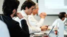 Suasana rapat dewan direksi yang menunjukkan diskusi transparan dan pengambilan keputusan yang akuntabel, merefleksikan pentingnya tata kelola perusahaan yang baik dalam menjaga kepercayaan investor. Gambar ini menggambarkan komitmen manajemen terhadap praktik bisnis yang etis dan bertanggung jawab.