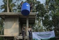AdaKami Peduli menyalurkan bantuan berupa air bersih (foto kiri) dan pembangunan fasilitas sanitasi darurat (foto kanan) di Dusun Banjarsari, Lampung Selatan. Inisiatif ini didasarkan pada hasil pemetaan kebutuhan masyarakat setempat terhadap akses air bersih dan sanitasi yang layak untuk memenuhi kebutuhan dasar sehari-hari.