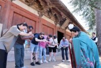 Guests on the “Discovering Shanxi’s Ancient Chinese Architecture” tour practice the Tang-style hand-over-chest salute at Foguang Temple in Xinzhou.