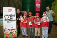 Pizza Hut Indonesia dan TUKR memberikan edukasi kepada para peserta 'Pizza Maker Junior' tentang pengelolaan limbah minyak jelantah secara tepat dan berkelanjutan, bertempat di fasilitas TUKR di Bekasi, Jawa Barat, Indonesia.