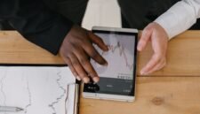 Seorang investor dengan cermat menganalisis pergerakan grafik saham di layar komputer, merefleksikan dinamika pasar yang terus berubah. Gambar ini menangkap esensi pengambilan keputusan yang hati-hati di tengah fluktuasi indeks harga saham.