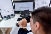 Seorang investor fokus menganalisis grafik saham di layar komputer, mencari peluang terbaik di tengah daftar panjang penawaran umum perdana yang semakin marak. Ia mempertimbangkan berbagai faktor fundamental untuk mengambil keputusan investasi yang bijak.