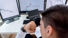 Seorang investor fokus menganalisis grafik saham di layar komputer, mencari peluang terbaik di tengah daftar panjang penawaran umum perdana yang semakin marak. Ia mempertimbangkan berbagai faktor fundamental untuk mengambil keputusan investasi yang bijak.