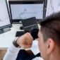 Seorang investor fokus menganalisis grafik saham di layar komputer, mencari peluang terbaik di tengah daftar panjang penawaran umum perdana yang semakin marak. Ia mempertimbangkan berbagai faktor fundamental untuk mengambil keputusan investasi yang bijak.