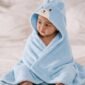 Little Luxuries by MIKI HOUSE di The Ritz-Carlton, Bali. Seorang bayi mengenakan ponco mandi premium MIKI HOUSE yang dibuat dari 100% katun untuk menjaga kehangatan dan kenyamanan si kecil setelah setiap mandi atau berenang.