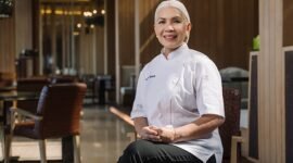 Petty Elliott membawa kecintaannya yang mendalam terhadap warisan kuliner Indonesia ke Bejana, merayakan cita rasa, tradisi, dan kisah autentik melalui hidangan yang berakar pada kekayaan dan keberagaman Nusantara.