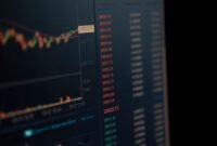 Seorang investor tengah menganalisis data saham di layar digital yang menampilkan grafik serta angka-angka keuangan. Gambar ini merepresentasikan pentingnya akses terhadap informasi yang transparan dan akurat bagi para pelaku pasar modal.